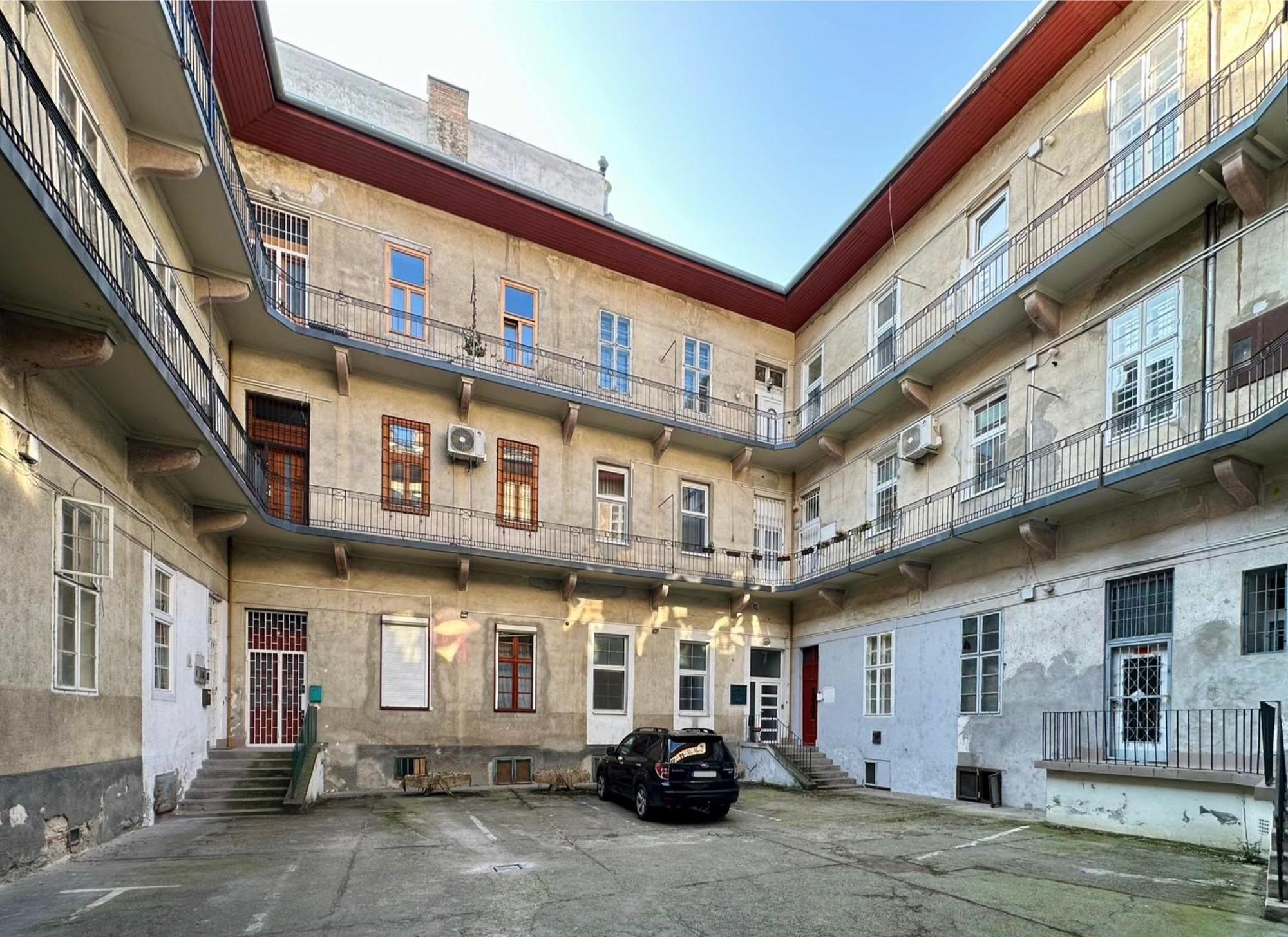 Pura Vida - Free Parking Budapest